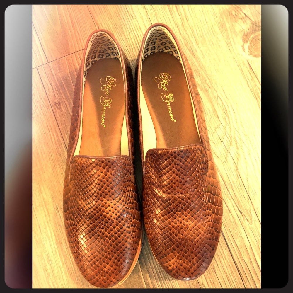 NWOT Matt Bernson Embossed Loafers